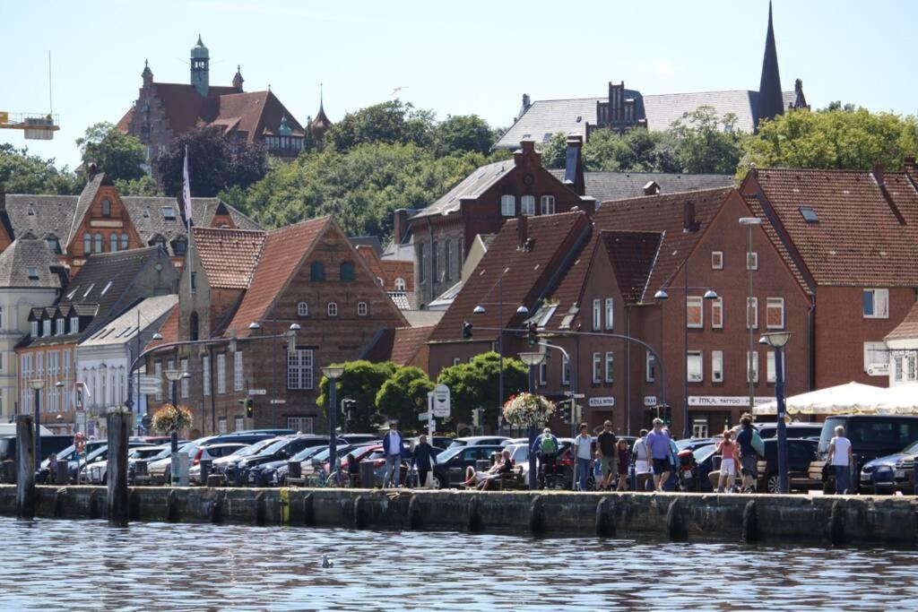 Gemuetliche Haushaelfte Mit Garten Und Terrasse Flensburg Exterior foto